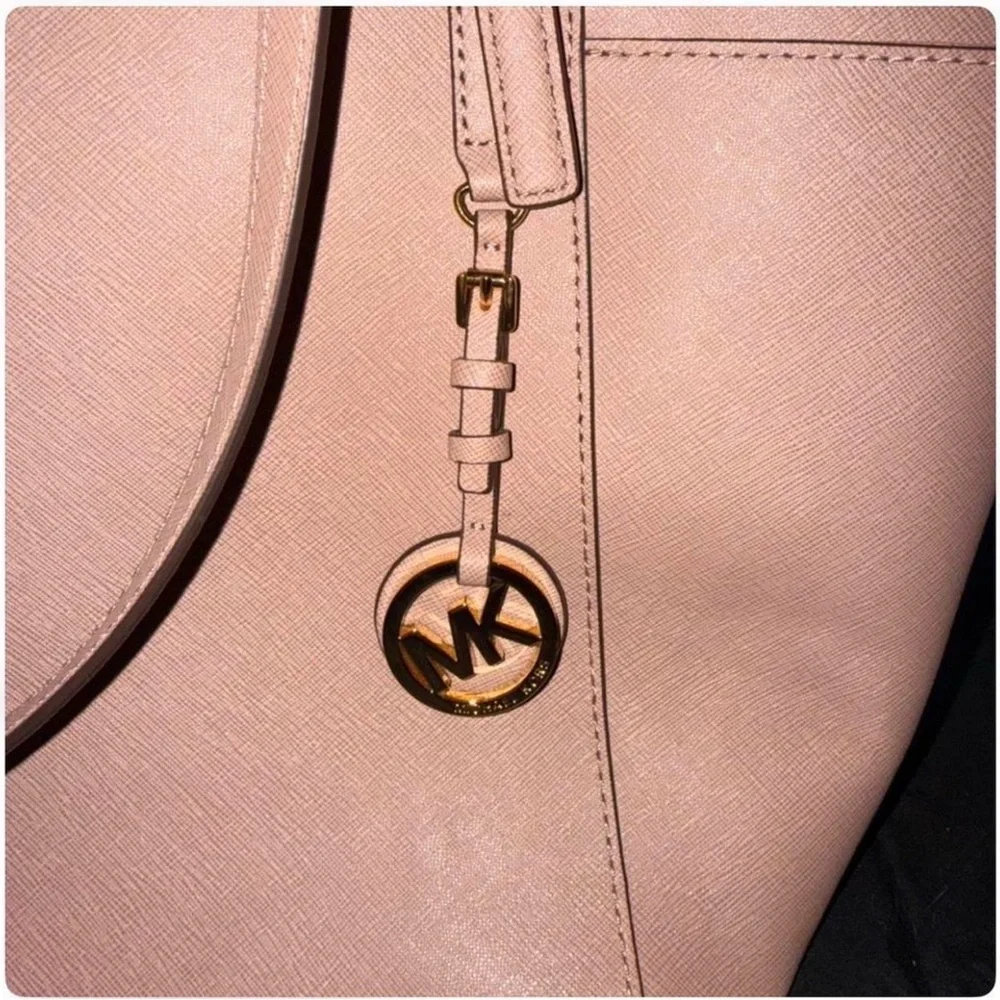 Michael Kors Jet Set Travel Large Saffiano Leather Tote Blush Pink/Nude MK Charm - Picture 4 of 7